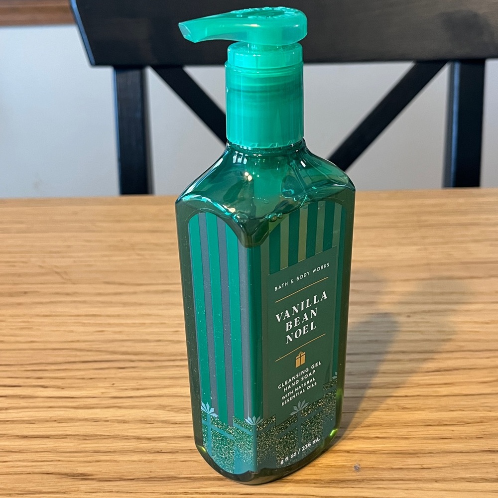 Bath & Body Works Cleansing Gel Hand Soap. Vanilla Bean Noel. - Picture 3 of 6